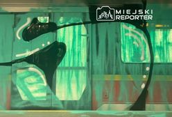 Zniszczono pociąg metra. Pasażerowie patrzyli na wandali