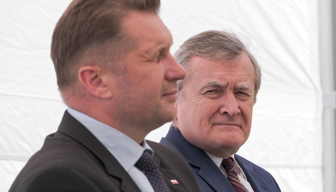 Wicepremier, minister kultury, dziedzictwa narodowego i sportu Piotr Gliński (z prawej) oraz minister edukacji i nauki Przemysław Czarnek podczas briefingu prasowego dotyczącego Narodowego Programu Rozwoju Czytelnictwa 2.0. Uwaga: czytania maili od obywateli program może nie obejmować