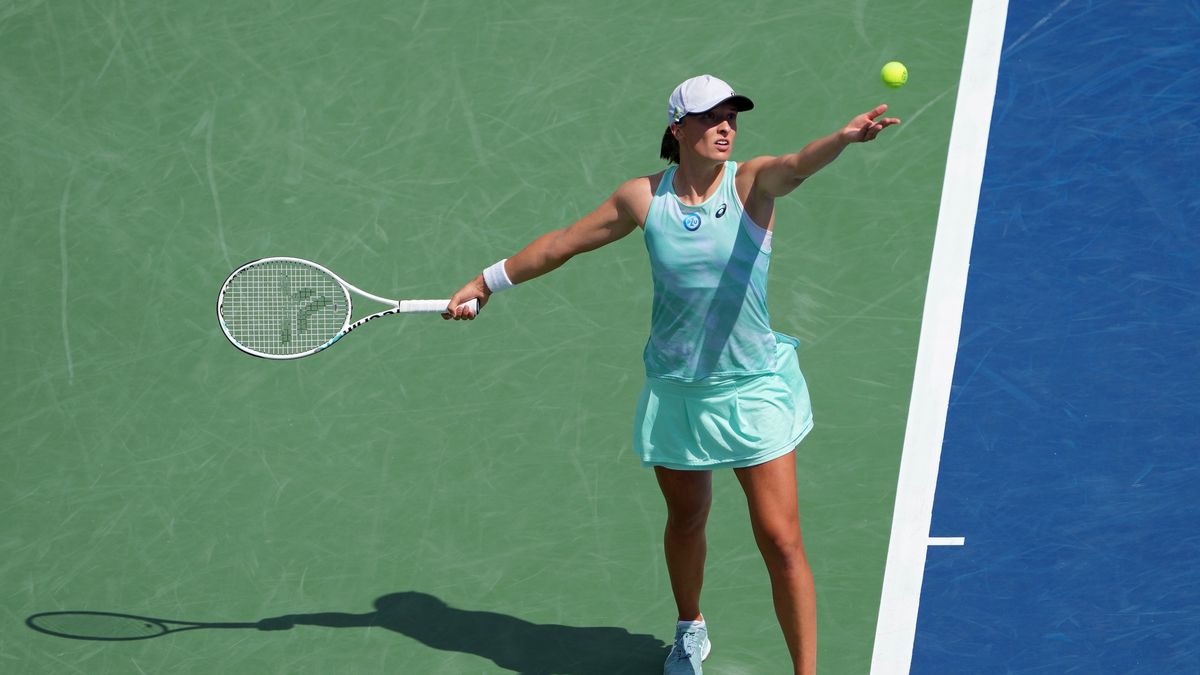 MASON, OHIO - AUGUST 18: Iga Swiatek of Poland serves during her match against Madison Keys of the United States during the Western & Southern Open at the Lindner Family Tennis Center on August 18, 2022 in Mason, Ohio. (Photo by Dylan Buell/Getty Images)