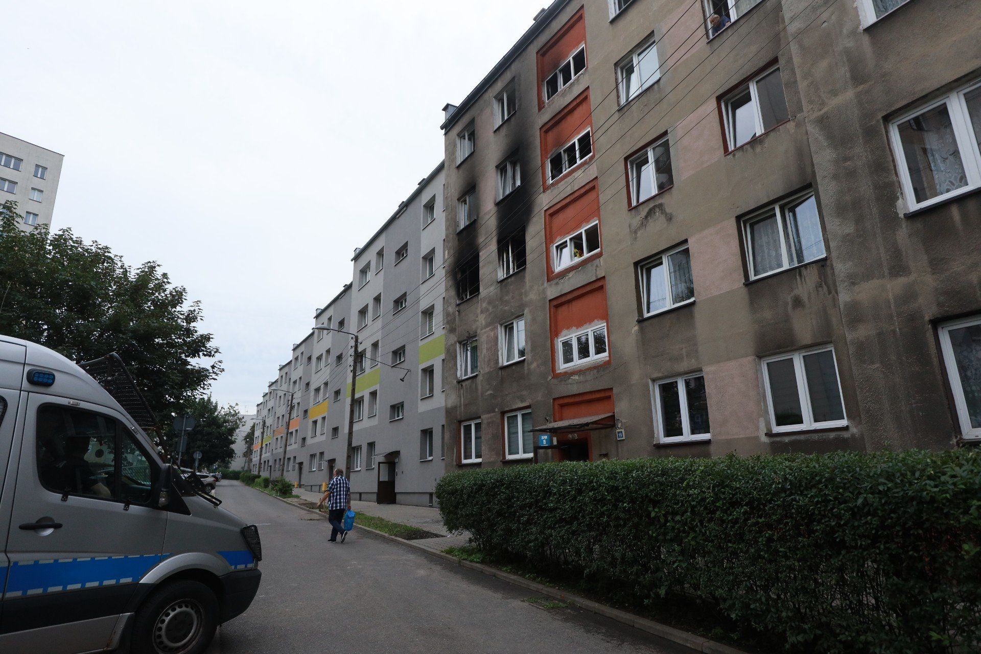 Dramatyczna noc w Chorzowie. Mieszkanka bloku, gdzie doszło do tragicznego pożaru: &#34;Nagle ktoś zaczął przeraźliwie walić w drzwi&#34;