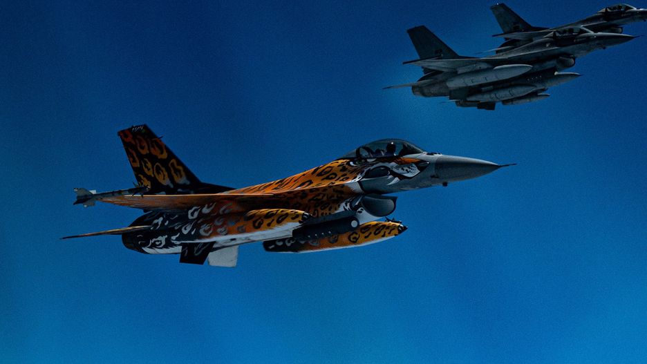 Portugalskie F-16 w towarzystwie B-52