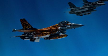 Myśliwiec, który przyciąga wzrok. Taką wersję F-16 trudno przeoczyć