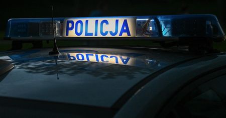 Zderzenie dwóch samochodów. Auto wypadło z drogi