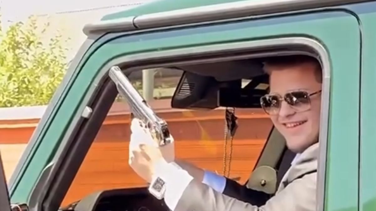 Adam Kadyrow z pistoletem i w ekskluzywnym aucie,