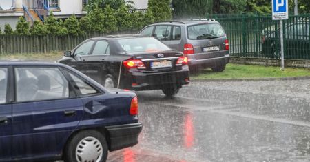 Nieprzepisowe parkowanie na drodze wewnętrznej? Mandat nawet do 1200 zł