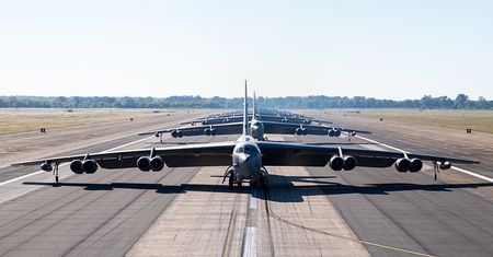 Osiem bombowców B-52H startuje jednocześnie. Takiego "Elephant Walk" dawno nie widzieliśmy