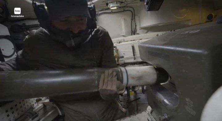 A Ukrainian loading M1040 canister ammunition into the Leopard 1A5 tank gun.