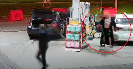 Wideo: Wysiadł z auta w szlafroku i zaczął rozlewać benzynę. Potem wszystko podpalił