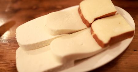 Chroni kości i zęby. W nadmiarze zwiększa ryzyko zawału serca i udaru