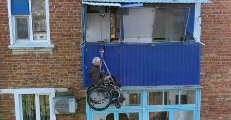 Rosjanie potrafią! Inwalida zrobił "windę", by móc zejść z 3. piętra