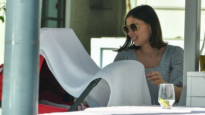 Klaudia Halejcio i Patricia Kazadi na spacerze z maleńką Nelą