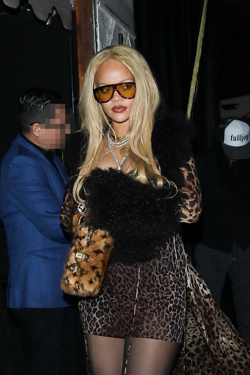 Rihanna w blond włosach