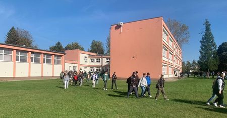 Ekshibicjonista grasuje w okolicy lubelskiego liceum. Obnaża się przed uczniami
