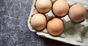 "Rekordowy spadek". Masowo rezygnujemy z jaj z chowu klatkowego