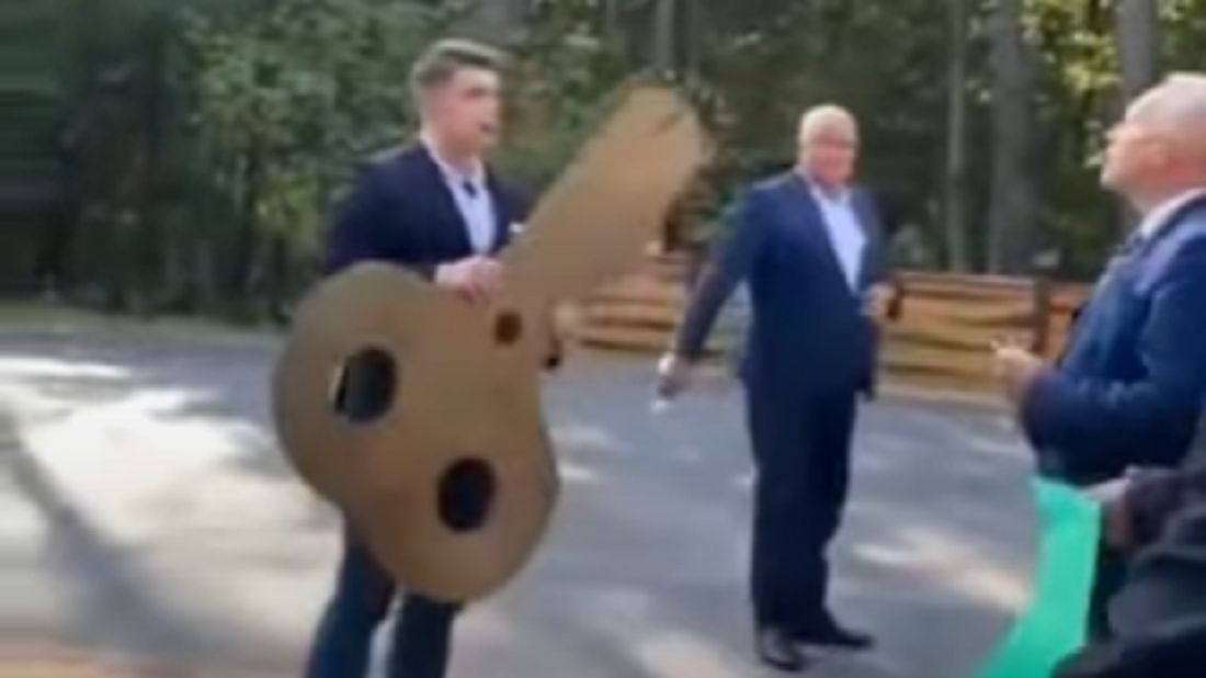 Przekazanie złotych nożyczek na otwarciu ścieżki rowerowej.