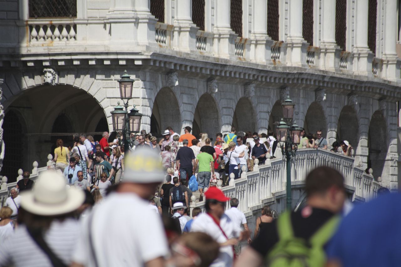 In Venice, they warn tourists from all over the world about scammers' methods.