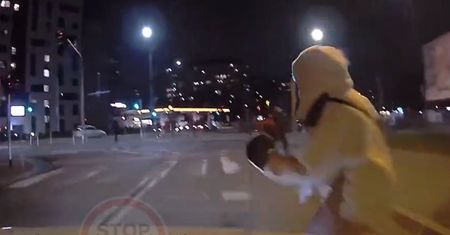 Wbiegła pod samochód przed samym przejściem. Nawet nie spojrzała