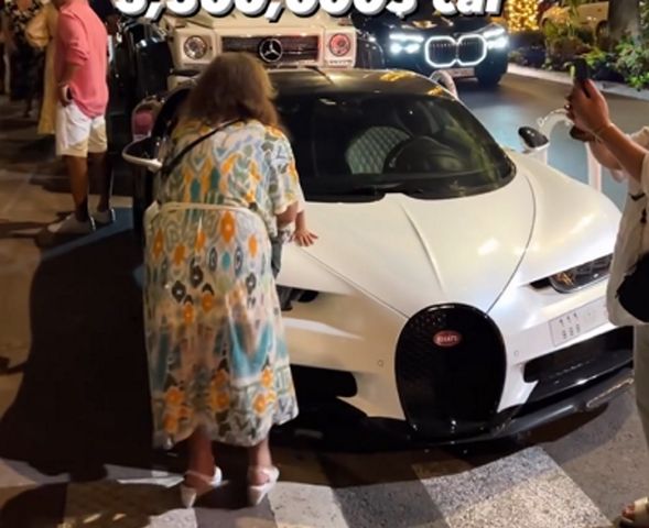 Ella quería tomar una foto de recuerdo de su nieto.  Lo puse en un auto caro