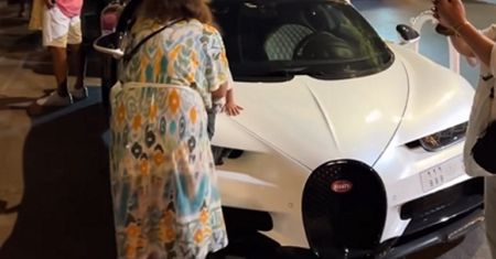 Babcia chciała mieć pamiątkę z wakacji. Zrobiła "ławkę" z Bugatti za 15 milionów