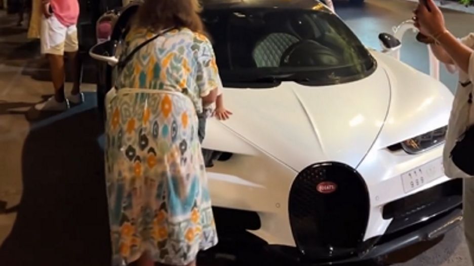 Chciała zrobić pamiątkowe zdjęcie wnukowi. Posadziła go na drogim aucie