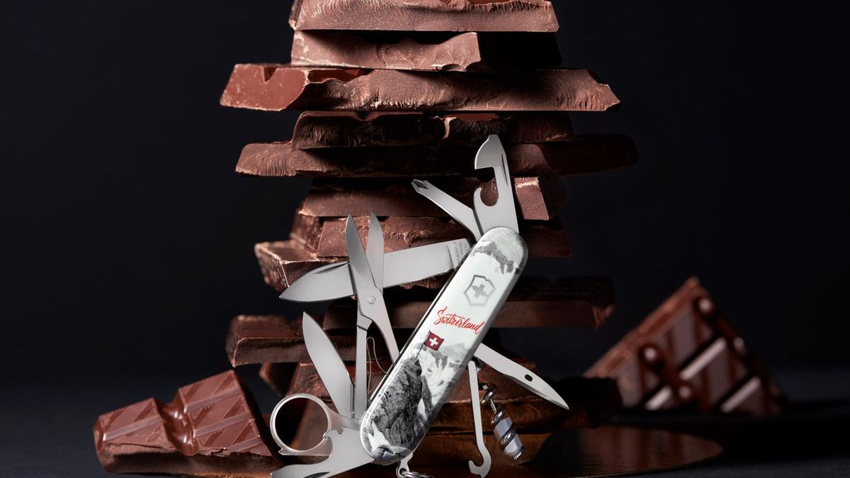 Victorinox Explorer Swiss Spirit. Szwajcarski scyzoryk ma nawet lupę i stalową szpilkę 1