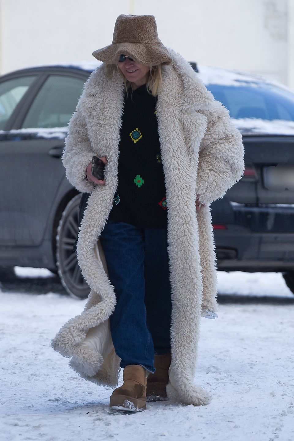 Monika Olejnik w drodze do atelier Roberta Kupisza 