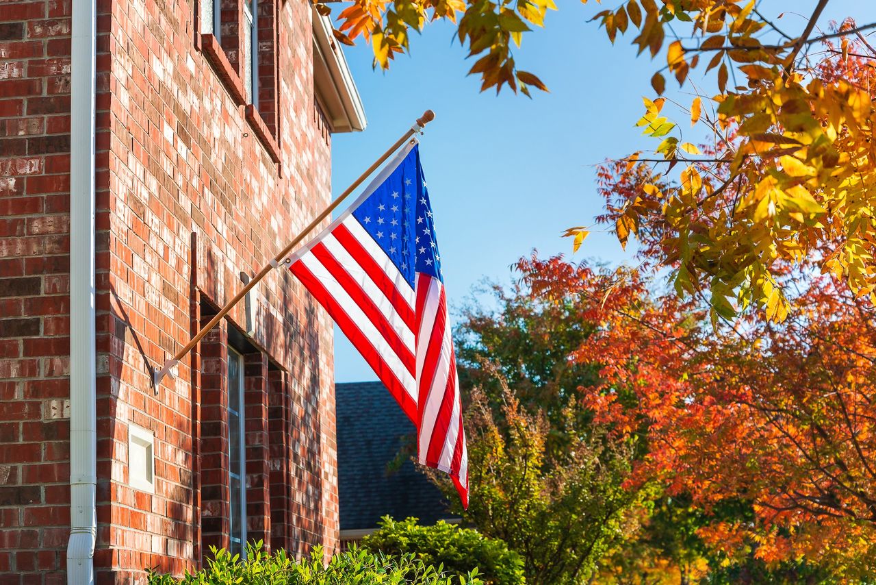 Dom udekorowany flagą USA 