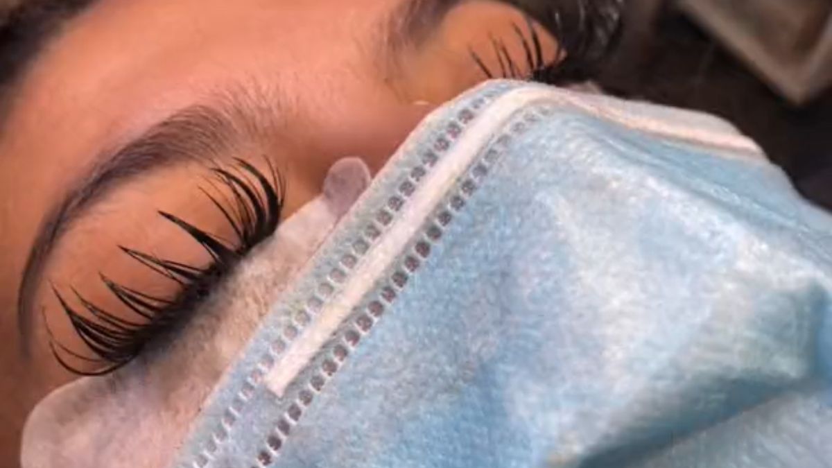 Kobieta miała przyklejone rzęsy na super glue 