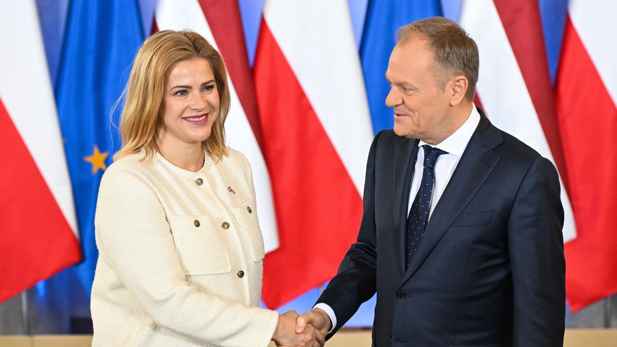 Warszawa, 29.02.2024. Premier Donald Tusk (P) oraz premier Łotwy Evika Silina (L) podczas powitania w siedzibie Kancelarii Prezesa Rady Ministrów w Warszawie, 29 bm. (ad) PAP/Radek Pietruszka