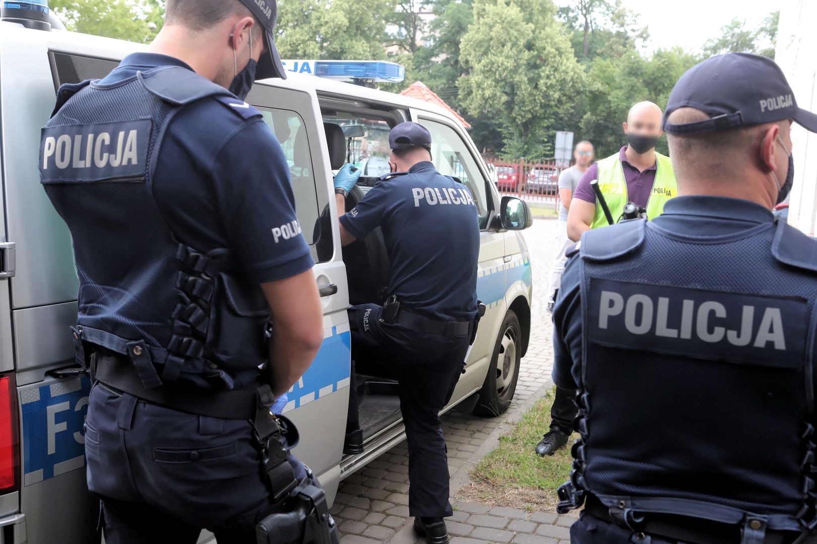 Poznań. Dwie nastolatki zaatakowane nad jeziorem. Bo "jedna z nich miała różowy kolor włosów"