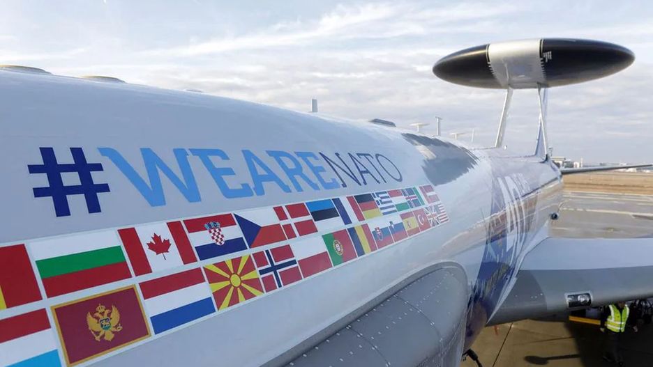 Samolot zwiadowczy AWACS należący do NATO na płycie lotniska
