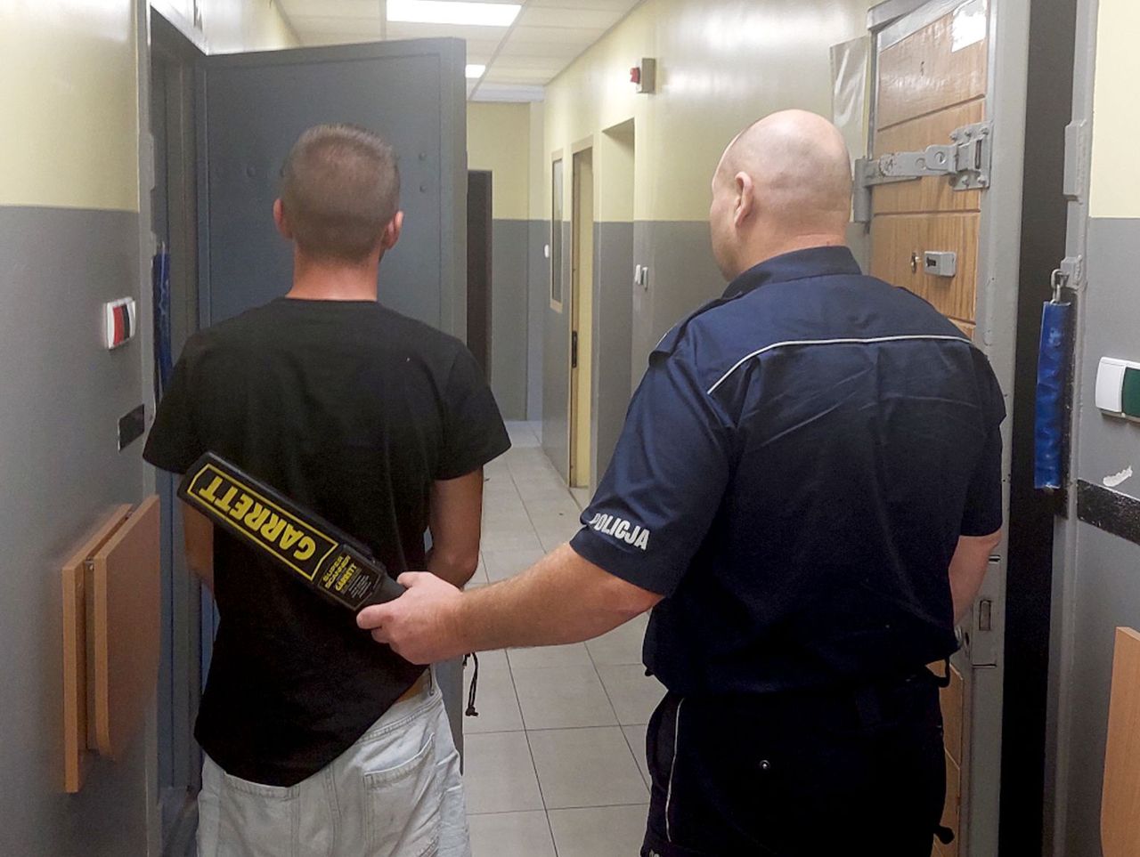 Milanówek: Rowerzysta zobaczył policjantów. Nerwowo odrzucił podejrzany woreczek