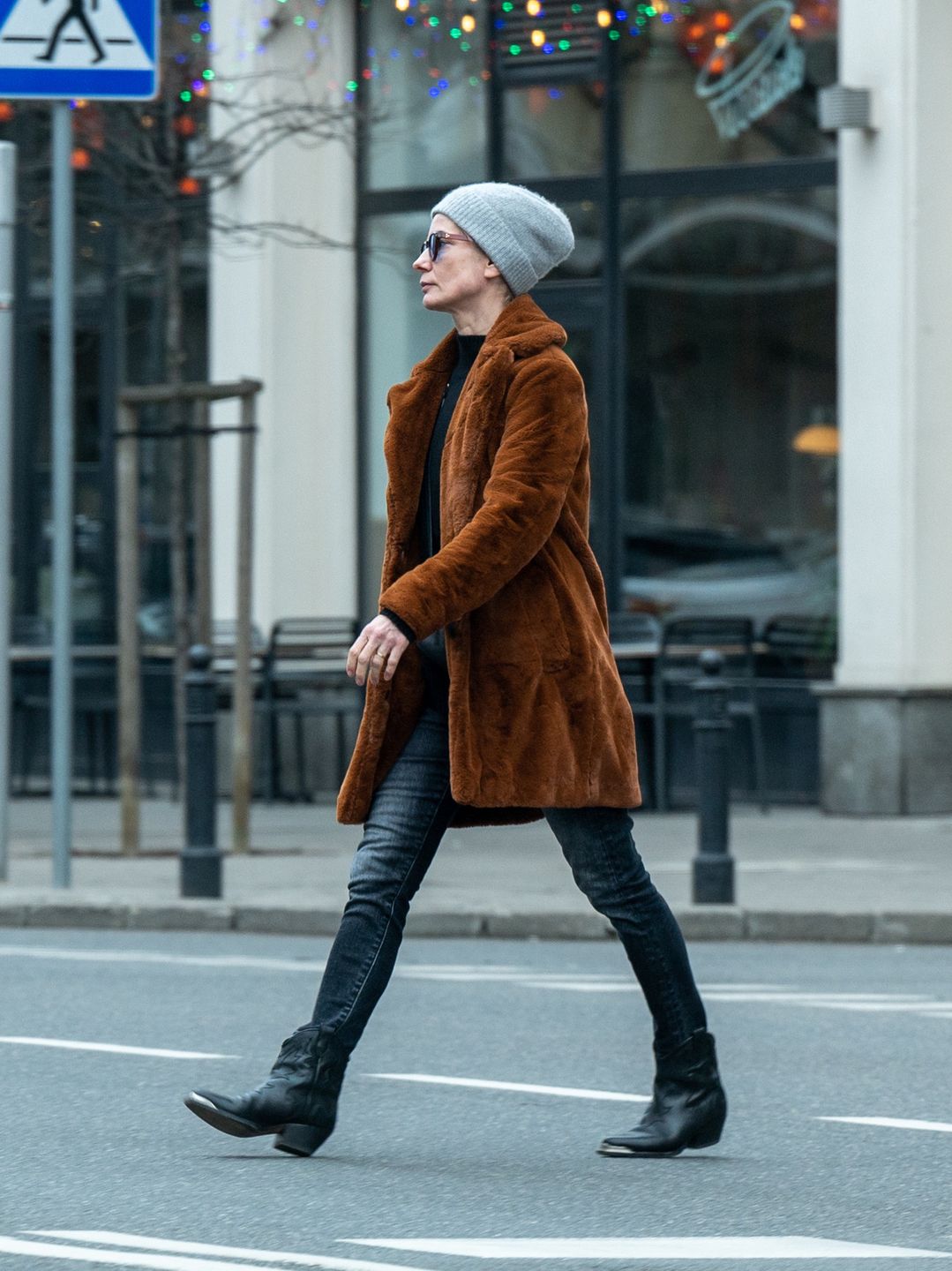 Odpicowana Magda Cielecka snuje się po mieście