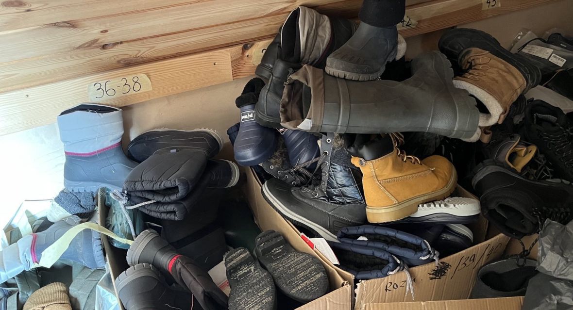 Buty w różnych rozmiarach - to ich migranci potrzebują najbardziej