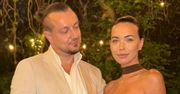 Sandra Kubicka w brązowej maxi i wpatrzony w nią Baron pozują na weselu. Piękna z nich parka?