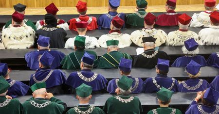"Żydówa won" na drzwiach profesorki. Mobbing na uczelniach ma się dobrze