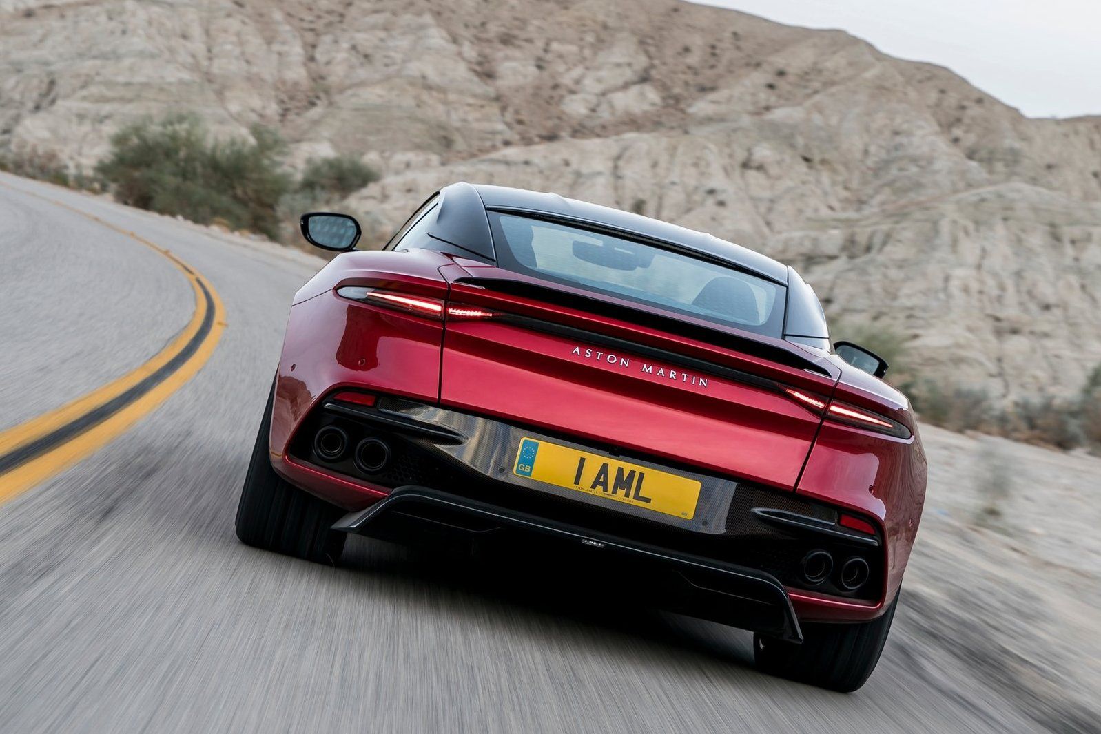 Aston Martin postawił na aerodynamikę pod samochodem, rezygnując z dużych, mało atrakcyjnych skrzydeł.
