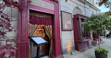 Tysiące ludzi chcą to zobaczyć. Warszawa jak sprzed 150 lat - rosyjskie szyldy w sklepach