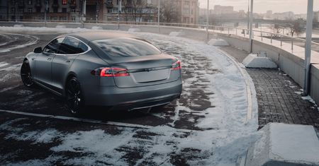 Rekordowy rok Tesli. Zgadniesz, ile w 2021 roku Elon Musk sprzedał samochodów?