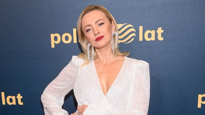 Pamiętniki z wakacji Barbary Kurdej-Szatan: klęczy na piachu, dzierży kokosa i się szeroko się szczerzy (FOTO)