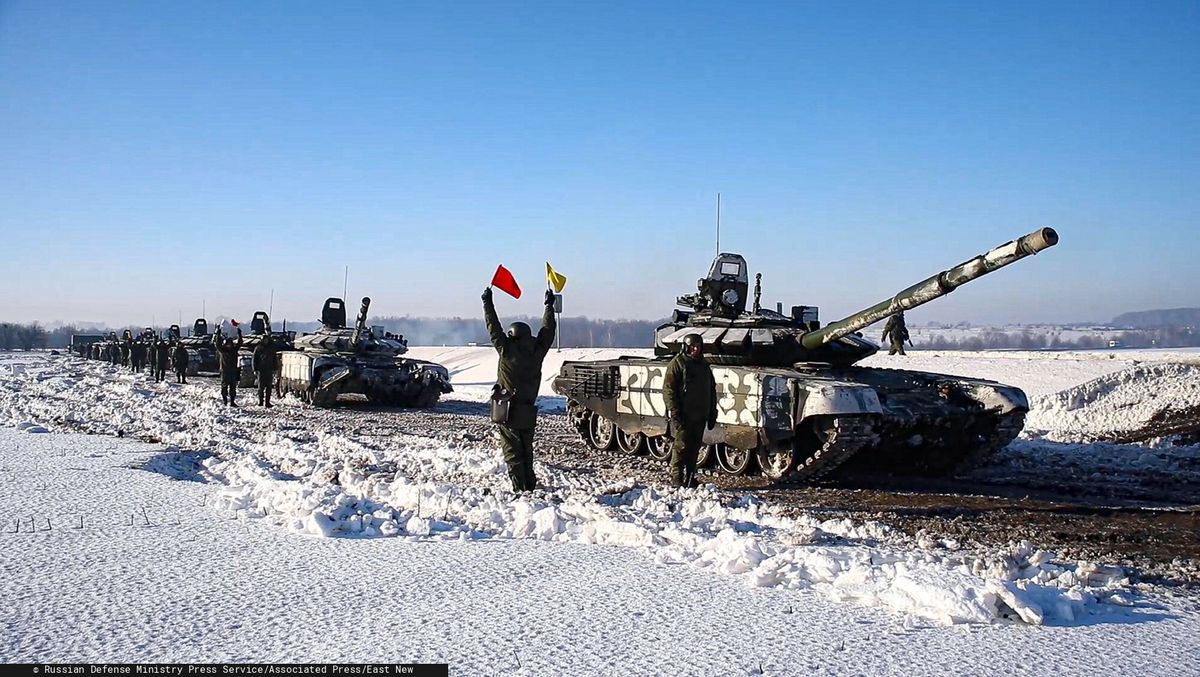 Rosja wycofują wojska? Zagraniczne służby zaprzeczają. Na zdjęciu rosyjskie czołgi po zakończeniu ćwiczeń na Półwyspie Krymskim 