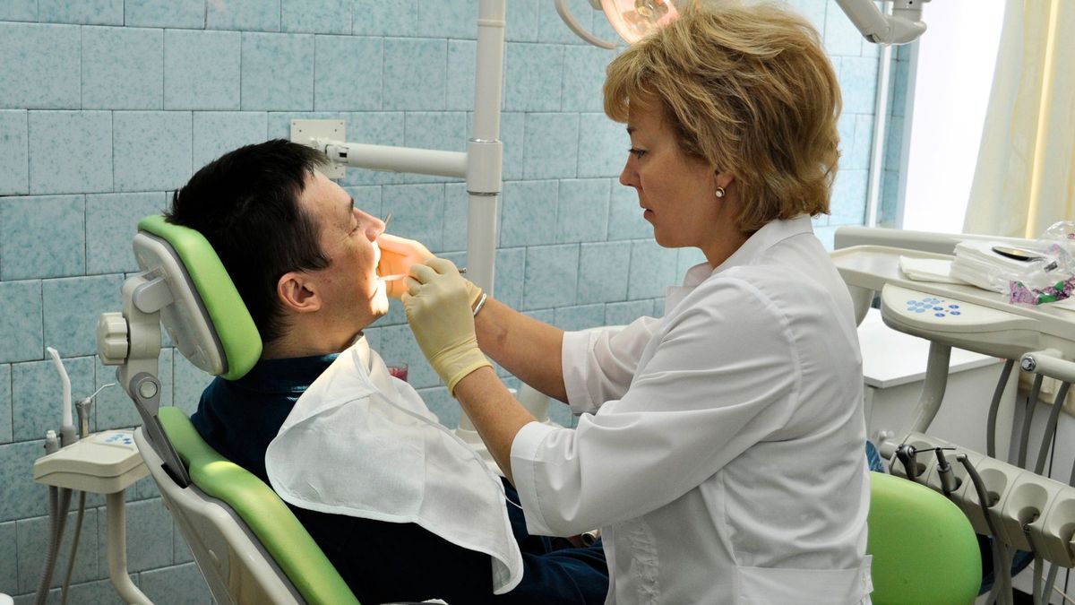 Dentystka tłumaczy, czym zajmują się stomatolodzy (zdjęcie ilustracyjne)