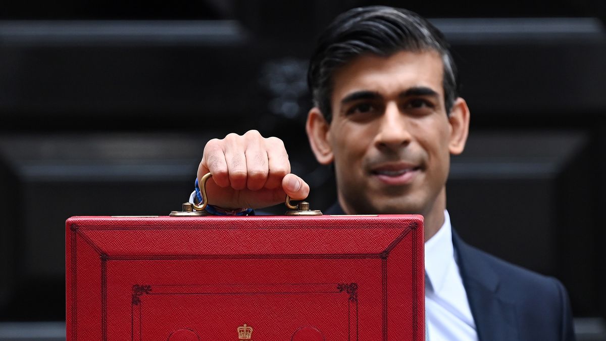 epa09548687 British Chancellor Rishi Sunak poses outside No.11 Downing Street with his Budget box in London, Britain, 27 October 2021.  British Chancellor Rishi Sunak is set to deliver his Budget to parliament 27 October.  EPA/ANDY RAIN Dostawca: PAP/EPA.