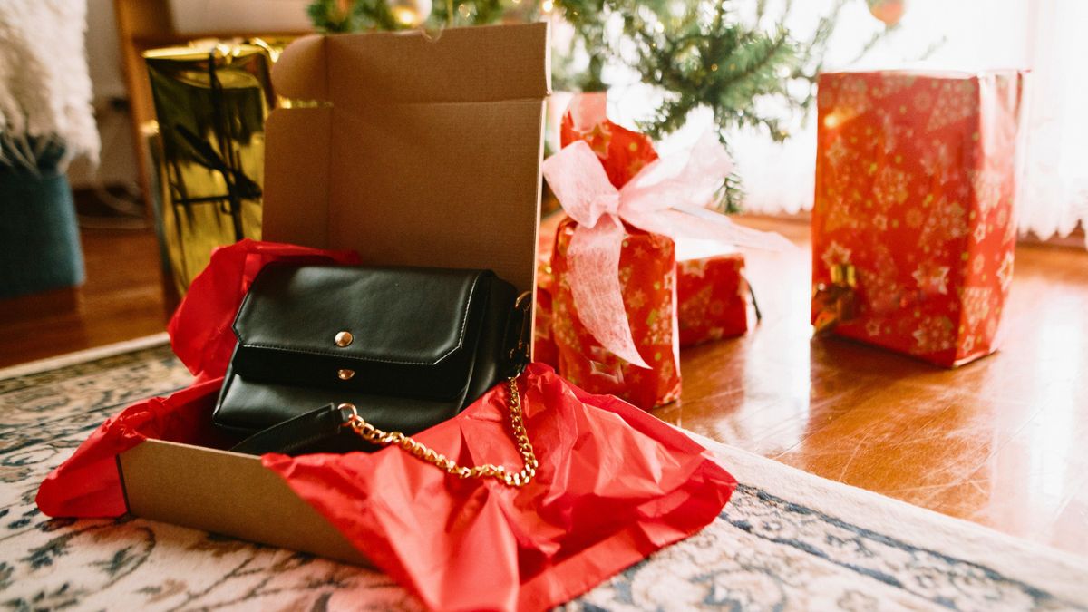 Rozpakowany świąteczny prezent