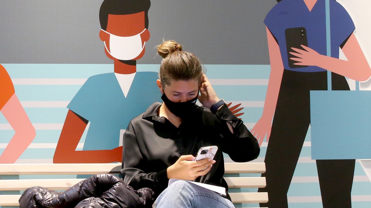 St Petersburg's Galeria shopping centre amid COVID-19 lockdownST PETERSBURG. RUSSIA - NOVEMBER 1, 2021: A woman waits outside a COVID-19 vaccination site at the Galeria shopping and entertainment centre. Due to a surge in COVID-19 cases, Russia has declared non-working days from October 30 to November 7. For the duration of this period, shopping centres close their sales areas, with takeaway and delivery services left available at food courts. Peter Kovalev/TASS (Photo by Peter Kovalev\TASS via Getty Images)Peter Kovalevpandemic, disease, infection, regulations, mall, trade, restrictions