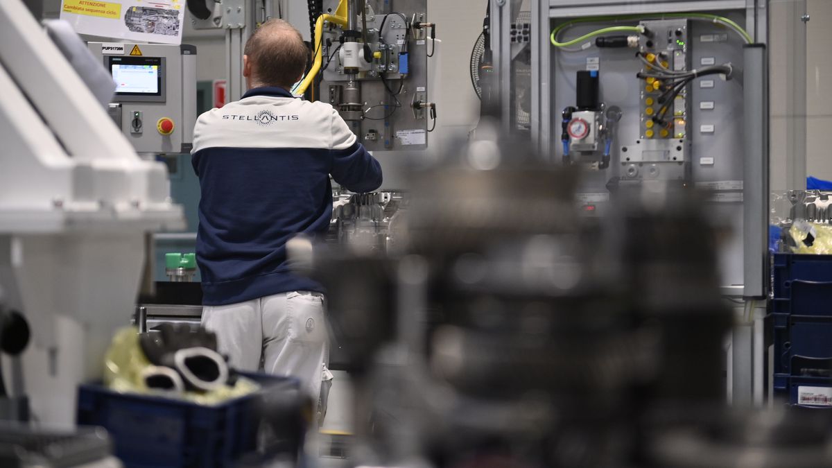 TURIN, ITALY - APRIL 10: Workers at work inside of the new Hybrid and PHEV Vehicles Stellantis Group eDCT Assembly Plant on April 10, 2024 in Turin, Italy. The new Hybrid and PHEV Vehicles Stellantis Group eDCT Assembly plant, the plant that will produce up to 6,000 electrified transmissions for hybrid cars.
To meet the growing demand for electrified vehicles and the ambitious targets presented in the Dare Forward 2030 strategic plan, Stellantis and its joint venture partner, Punch Powertrain, signed a new agreement increasing production of the future-generation electrified dual-clutch transmissions (eDCT) for Stellantis hybrid and plug-in hybrid electric vehicles (PHEV). (Photo by Stefano Guidi/Getty Images)