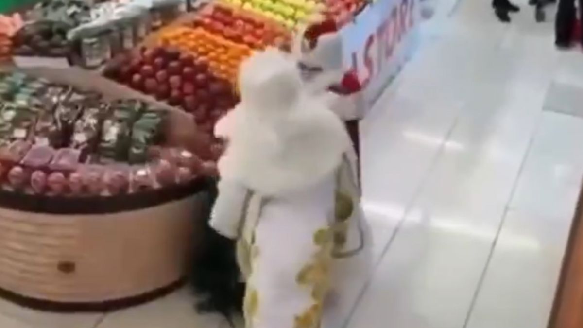 Bójka Mikołajów w sklepie.