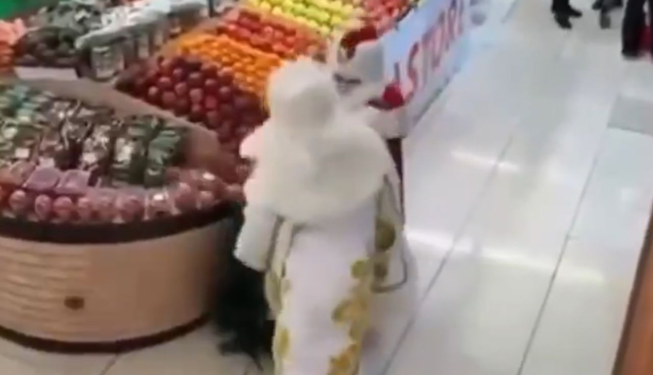 Mikołaje okładali się przy owocach. Sceny w sklepie w Baku