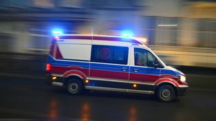 Piórków: 19-latka potrąciła pieszego lusterkiem podczas wyprzedzania. 36-latek trafił do szpitala