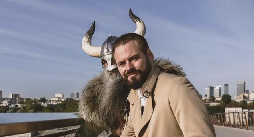 Stanowski dwa lata temu odciął się od tej firmy. Teraz została partnerem Kanału Zero